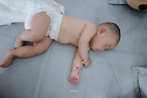 大连三个月宝宝抬头不稳 大连三个月宝宝抬头不稳